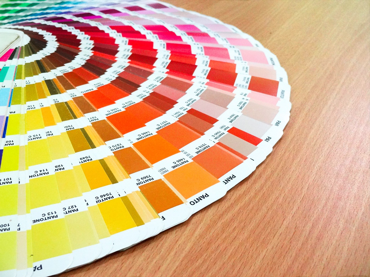 ประโยชน์และวิธีการใช้ Pantone ที่ถูกต้อง - บทความโรงพิมพ์ธนะพัฒน์